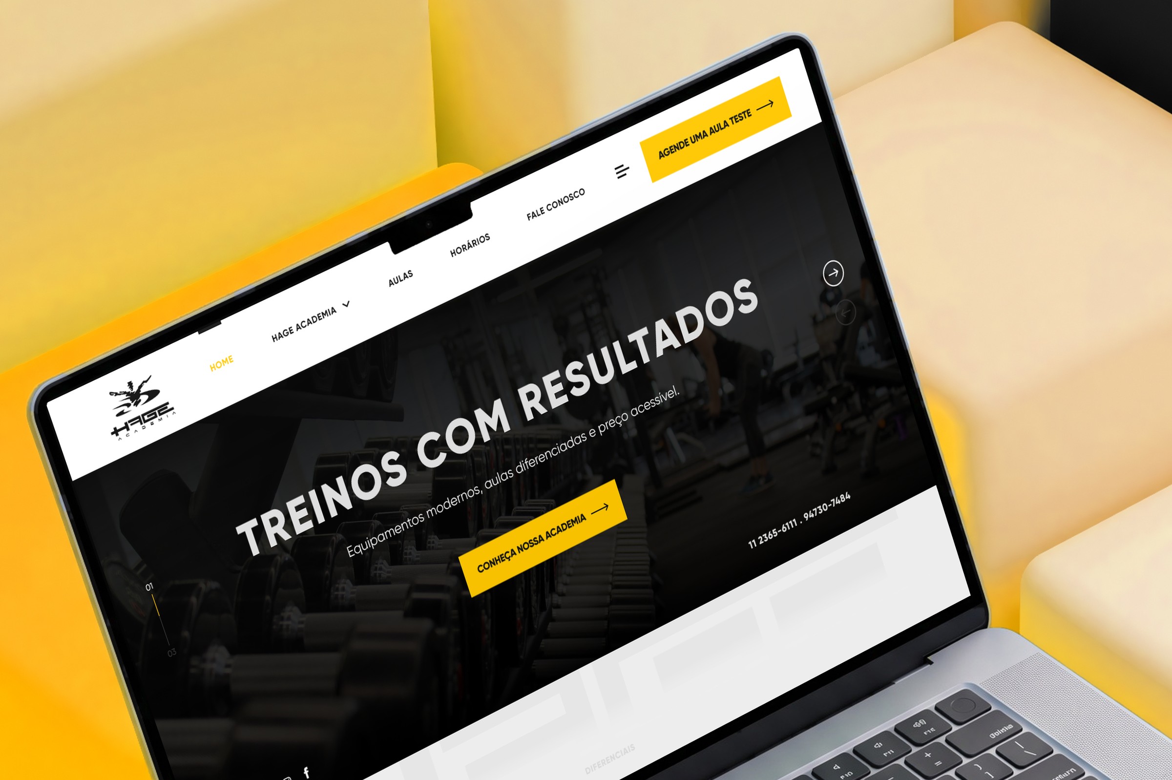 Home do site da Academia Hage aberta no notebook: "Treinos com resultados" e o botão Agende uma aula teste
